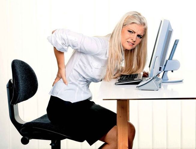 ក្មេងស្រីមានការឈឺឆ្អឹងខ្នង